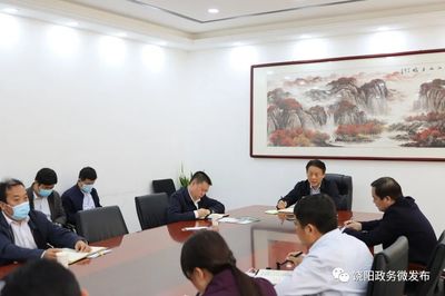 县长李信华就重点项目建设到经济开发区调研